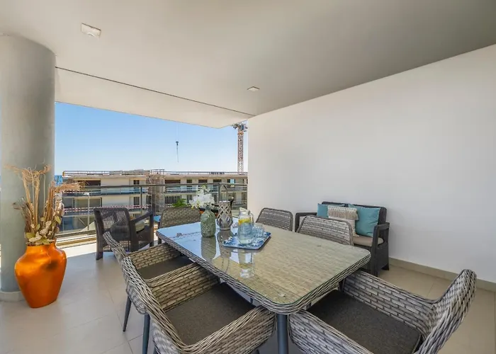 Seaview Serenity With Pool & Garden 아파트 *